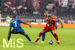 18.03.2026,  Fussball UEFA Championsleague 2025/2026: Achtelfinale Rückspiel,  FC Bayern München - Atalanta Bergamo, in der Allianz-Arena München, Harry Kane (re,FC Bayern München) erzielt seinen sehenswerten Treffer zum 2:0 nach dem umspielen von 3 Bergamo-Spielern.  li: Kamaldeen Sulemana (Atalanta Bergamo), Isak Hien (re, Atalanta Bergamo) 