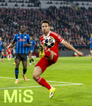 18.03.2026,  Fussball UEFA Championsleague 2025/2026: Achtelfinale Rückspiel,  FC Bayern München - Atalanta Bergamo, in der Allianz-Arena München, Raphael Guerreiro (FC Bayern München) stoppt den Ball aus der Luft.