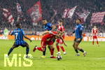 18.03.2026,  Fussball UEFA Championsleague 2025/2026: Achtelfinale Rückspiel,  FC Bayern München - Atalanta Bergamo, in der Allianz-Arena München, Harry Kane (FC Bayern München) erzielt seinen sehenswerten Treffer zum 2:0 nach dem umspielen von 3 Bergamo-Spielern.  li: Kamaldeen Sulemana (Atalanta Bergamo), Ederson (re, Atalanta Bergamo), Isak Hien (mitte, Atalanta Bergamo) 