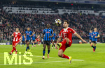 18.03.2026,  Fussball UEFA Championsleague 2025/2026: Achtelfinale Rückspiel,  FC Bayern München - Atalanta Bergamo, in der Allianz-Arena München, Raphael Guerreiro (FC Bayern München) stoppt den Ball aus der Luft.