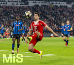 18.03.2026,  Fussball UEFA Championsleague 2025/2026: Achtelfinale Rückspiel,  FC Bayern München - Atalanta Bergamo, in der Allianz-Arena München, Raphael Guerreiro (FC Bayern München) stoppt den Ball aus der Luft.