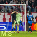 18.03.2026,  Fussball UEFA Championsleague 2025/2026: Achtelfinale Rückspiel,  FC Bayern München - Atalanta Bergamo, in der Allianz-Arena München, v.li: Nikola Krstovic (Atalanta Bergamo) umarmt und küsst nach dem Spiel Torwart Jonas Urbig (FC Bayern München) 