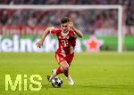 18.03.2026,  Fussball UEFA Championsleague 2025/2026: Achtelfinale Rückspiel,  FC Bayern München - Atalanta Bergamo, in der Allianz-Arena München, Tom Bischof (Bayern München) am Ball 