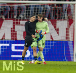 18.03.2026,  Fussball UEFA Championsleague 2025/2026: Achtelfinale Rückspiel,  FC Bayern München - Atalanta Bergamo, in der Allianz-Arena München, v.li: Nikola Krstovic (Atalanta Bergamo) umarmt nach dem Spiel Torwart Jonas Urbig (FC Bayern München) 