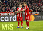18.03.2026,  Fussball UEFA Championsleague 2025/2026: Achtelfinale Rückspiel,  FC Bayern München - Atalanta Bergamo, in der Allianz-Arena München, v.li: Lennart Karl (FC Bayern München), Tom Bischof (Bayern München) Torjubel 