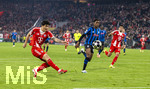 18.03.2026,  Fussball UEFA Championsleague 2025/2026: Achtelfinale Rückspiel,  FC Bayern München - Atalanta Bergamo, in der Allianz-Arena München, li: Min-jae Kim (Bayern München, Minjae Kim) Schuss 
