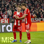 18.03.2026,  Fussball UEFA Championsleague 2025/2026: Achtelfinale Rückspiel,  FC Bayern München - Atalanta Bergamo, in der Allianz-Arena München, v.li: Lennart Karl (FC Bayern München), Tom Bischof (Bayern München) Torjubel 