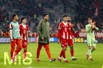 18.03.2026,  Fussball UEFA Championsleague 2025/2026: Achtelfinale Rückspiel,  FC Bayern München - Atalanta Bergamo, in der Allianz-Arena München, Nach dem Spiel, v.li: Vincent Manuba (Bayern München), Deniz Ofli (FC Bayern München), Torwart Leonard Prescott (FC Bayern München), Filip Pavic (FC Bayern München), Jonathan Tah (FC Bayern München), Torwart Jonas Urbig (FC Bayern München) 