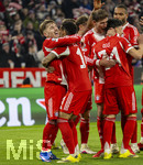 18.03.2026,  Fussball UEFA Championsleague 2025/2026: Achtelfinale Rückspiel,  FC Bayern München - Atalanta Bergamo, in der Allianz-Arena München, v.li: Lennart Karl (FC Bayern München), Luis Diaz (FC Bayern München) Torjubel 