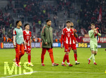 18.03.2026,  Fussball UEFA Championsleague 2025/2026: Achtelfinale Rückspiel,  FC Bayern München - Atalanta Bergamo, in der Allianz-Arena München, Nach dem Spiel, v.li: Vincent Manuba (Bayern München), Deniz Ofli (FC Bayern München), Torwart Leonard Prescott (FC Bayern München), Filip Pavic (FC Bayern München), Jonathan Tah (FC Bayern München), Torwart Jonas Urbig (FC Bayern München) 