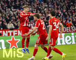 18.03.2026,  Fussball UEFA Championsleague 2025/2026: Achtelfinale Rückspiel,  FC Bayern München - Atalanta Bergamo, in der Allianz-Arena München, v.li: Lennart Karl (FC Bayern München), Tom Bischof (Bayern München), Deniz Ofli (FC Bayern München) Torjubel 