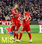 18.03.2026,  Fussball UEFA Championsleague 2025/2026: Achtelfinale Rückspiel,  FC Bayern München - Atalanta Bergamo, in der Allianz-Arena München, v.li: Lennart Karl (FC Bayern München), Tom Bischof (Bayern München), Deniz Ofli (FC Bayern München) Torjubel 