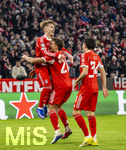 18.03.2026,  Fussball UEFA Championsleague 2025/2026: Achtelfinale Rückspiel,  FC Bayern München - Atalanta Bergamo, in der Allianz-Arena München, v.li: Lennart Karl (FC Bayern München), Tom Bischof (Bayern München), Deniz Ofli (FC Bayern München) Torjubel 