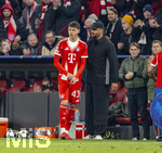 18.03.2026,  Fussball UEFA Championsleague 2025/2026: Achtelfinale Rückspiel,  FC Bayern München - Atalanta Bergamo, in der Allianz-Arena München, li: Filip Pavic (FC Bayern München) wird erstmals eingewechselt von Trainer Vincent Kompany (FC Bayern München) 