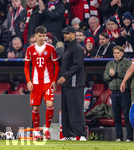 18.03.2026,  Fussball UEFA Championsleague 2025/2026: Achtelfinale Rückspiel,  FC Bayern München - Atalanta Bergamo, in der Allianz-Arena München, li: Filip Pavic (FC Bayern München) wird erstmals eingewechselt von Trainer Vincent Kompany (FC Bayern München) 