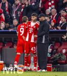 18.03.2026,  Fussball UEFA Championsleague 2025/2026: Achtelfinale Rückspiel,  FC Bayern München - Atalanta Bergamo, in der Allianz-Arena München, li: Filip Pavic (FC Bayern München) wird erstmals eingewechselt von Trainer Vincent Kompany (FC Bayern München) 