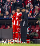 18.03.2026,  Fussball UEFA Championsleague 2025/2026: Achtelfinale Rückspiel,  FC Bayern München - Atalanta Bergamo, in der Allianz-Arena München, li: Filip Pavic (FC Bayern München) wird erstmals eingewechselt von Trainer Vincent Kompany (FC Bayern München) 