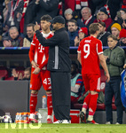18.03.2026,  Fussball UEFA Championsleague 2025/2026: Achtelfinale Rückspiel,  FC Bayern München - Atalanta Bergamo, in der Allianz-Arena München, li: Filip Pavic (FC Bayern München) wird erstmals eingewechselt von Trainer Vincent Kompany (FC Bayern München) 