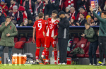 18.03.2026,  Fussball UEFA Championsleague 2025/2026: Achtelfinale Rückspiel,  FC Bayern München - Atalanta Bergamo, in der Allianz-Arena München, li: Filip Pavic (FC Bayern München) wird erstmals eingewechselt von Trainer Vincent Kompany (FC Bayern München) 