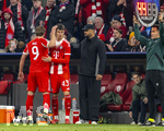 18.03.2026,  Fussball UEFA Championsleague 2025/2026: Achtelfinale Rückspiel,  FC Bayern München - Atalanta Bergamo, in der Allianz-Arena München, li: Filip Pavic (FC Bayern München) wird erstmals eingewechselt von Trainer Vincent Kompany (FC Bayern München), Harry Kane (FC Bayern München) geht vom Feld 