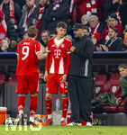 18.03.2026,  Fussball UEFA Championsleague 2025/2026: Achtelfinale Rückspiel,  FC Bayern München - Atalanta Bergamo, in der Allianz-Arena München, li: Filip Pavic (FC Bayern München) wird erstmals eingewechselt von Trainer Vincent Kompany (FC Bayern München) 