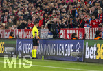 18.03.2026,  Fussball UEFA Championsleague 2025/2026: Achtelfinale Rückspiel,  FC Bayern München - Atalanta Bergamo, in der Allianz-Arena München, Schiedsrichter Bastien Benoit überprüft einen Elfmeter mit Ansicht des VAR 