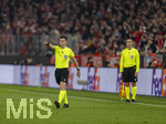 18.03.2026,  Fussball UEFA Championsleague 2025/2026: Achtelfinale Rückspiel,  FC Bayern München - Atalanta Bergamo, in der Allianz-Arena München, Schiedsrichter Bastien Benoit pfeift nach Ansicht des VAR auf Elfmeter 