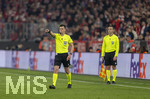 18.03.2026,  Fussball UEFA Championsleague 2025/2026: Achtelfinale Rückspiel,  FC Bayern München - Atalanta Bergamo, in der Allianz-Arena München, Schiedsrichter Bastien Benoit pfeift nach Ansicht des VAR auf Elfmeter 