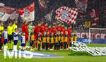 18.03.2026,  Fussball UEFA Championsleague 2025/2026: Achtelfinale Rückspiel,  FC Bayern München - Atalanta Bergamo, in der Allianz-Arena München,  Beide Mannschaften stehen zur Hymne bereit, hier der FC Bayern, v.li: Harry Kane (FC Bayern München), Schiedsrichter Bastien Benoit, Torwart Jonas Urbig (FC Bayern München), Josip Stanisic (Bayern München), Jonathan Tah (FC Bayern München), Min-jae Kim (Bayern München, Minjae Kim), Raphael Guerreiro (FC Bayern München), Tom Bischof (Bayern München), Leon Goretzka (FC Bayern München), Aleksandar Pavlovic (Bayern München) , Lennart Karl (FC Bayern München), Luis Diaz (FC Bayern München) 