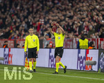 18.03.2026,  Fussball UEFA Championsleague 2025/2026: Achtelfinale Rückspiel,  FC Bayern München - Atalanta Bergamo, in der Allianz-Arena München, Schiedsrichter Bastien Benoit pfeift nach Ansicht des VAR auf Elfmeter 
