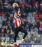 18.03.2026,  Fussball UEFA Championsleague 2025/2026: Achtelfinale Rückspiel,  FC Bayern München - Atalanta Bergamo, in der Allianz-Arena München,  Torwart Jonas Urbig (FC Bayern München) beim Aufwärmen.