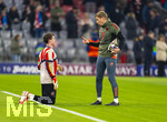18.03.2026,  Fussball UEFA Championsleague 2025/2026: Achtelfinale Rückspiel,  FC Bayern München - Atalanta Bergamo, in der Allianz-Arena München, v.li: Torwart Jonas Urbig (FC Bayern München) und Torwart-Trainer Michael Rechner (FC Bayern München) beim Aufwärmen.