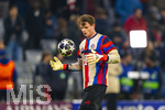 18.03.2026,  Fussball UEFA Championsleague 2025/2026: Achtelfinale Rückspiel,  FC Bayern München - Atalanta Bergamo, in der Allianz-Arena München,  Torwart Jonas Urbig (FC Bayern München) beim Aufwärmen.