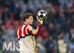 18.03.2026,  Fussball UEFA Championsleague 2025/2026: Achtelfinale Rückspiel,  FC Bayern München - Atalanta Bergamo, in der Allianz-Arena München,  Torwart Jonas Urbig (FC Bayern München) beim Aufwärmen.