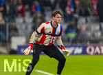 18.03.2026,  Fussball UEFA Championsleague 2025/2026: Achtelfinale Rückspiel,  FC Bayern München - Atalanta Bergamo, in der Allianz-Arena München,  Torwart Jonas Urbig (FC Bayern München) beim Aufwärmen.