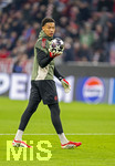 18.03.2026,  Fussball UEFA Championsleague 2025/2026: Achtelfinale Rückspiel,  FC Bayern München - Atalanta Bergamo, in der Allianz-Arena München,  Torwart Leonard Prescott (FC Bayern München) beim Aufwärmen.