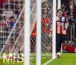 18.03.2026,  Fussball UEFA Championsleague 2025/2026: Achtelfinale Rückspiel,  FC Bayern München - Atalanta Bergamo, in der Allianz-Arena München,  Torwart Jonas Urbig (FC Bayern München) beim Aufwärmen. 