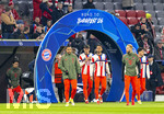 18.03.2026,  Fussball UEFA Championsleague 2025/2026: Achtelfinale Rückspiel,  FC Bayern München - Atalanta Bergamo, in der Allianz-Arena München, Die Spieler kommen durch das Eingangstor zum Aufwärmen aufs Spielfeld, Serge Gnabry (FC Bayern München), Torwart Tom Ritzy Hülsmann (FC Bayern München), Vincent Manuba (Bayern München), Konrad Laimer (FC Bayern München), Deniz Ofli (FC Bayern München). 