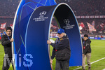 18.03.2026,  Fussball UEFA Championsleague 2025/2026: Achtelfinale Rückspiel,  FC Bayern München - Atalanta Bergamo, in der Allianz-Arena München, Das Eingangstor durch das die Mannschaften aufs Spielfeld laufen, wird weggetragen.  