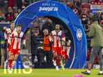 18.03.2026,  Fussball UEFA Championsleague 2025/2026: Achtelfinale Rückspiel,  FC Bayern München - Atalanta Bergamo, in der Allianz-Arena München, Die Spieler kommen durch das Eingangstor zum Aufwärmen aufs Spielfeld, Leon Goretzka (FC Bayern München), Aleksandar Pavlovic (Bayern München) , Jonathan Tah (FC Bayern München) 