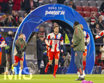 18.03.2026,  Fussball UEFA Championsleague 2025/2026: Achtelfinale Rückspiel,  FC Bayern München - Atalanta Bergamo, in der Allianz-Arena München, Die Spieler kommen durch das Eingangstor zum Aufwärmen aufs Spielfeld, Leon Goretzka (FC Bayern München) 