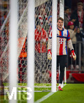 18.03.2026,  Fussball UEFA Championsleague 2025/2026: Achtelfinale Rückspiel,  FC Bayern München - Atalanta Bergamo, in der Allianz-Arena München,  Torwart Jonas Urbig (FC Bayern München) beim Aufwärmen. 