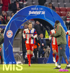 18.03.2026,  Fussball UEFA Championsleague 2025/2026: Achtelfinale Rückspiel,  FC Bayern München - Atalanta Bergamo, in der Allianz-Arena München, Die Spieler kommen durch das Eingangstor zum Aufwärmen aufs Spielfeld, Leon Goretzka (FC Bayern München) 