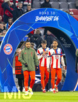 18.03.2026,  Fussball UEFA Championsleague 2025/2026: Achtelfinale Rückspiel,  FC Bayern München - Atalanta Bergamo, in der Allianz-Arena München, Die Spieler kommen durch das Eingangstor zum Aufwärmen aufs Spielfeld, Serge Gnabry (FC Bayern München), Torwart Tom Ritzy Hülsmann (FC Bayern München), Vincent Manuba (Bayern München),  