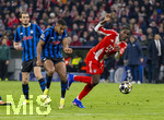 18.03.2026,  Fussball UEFA Championsleague 2025/2026: Achtelfinale Rückspiel,  FC Bayern München - Atalanta Bergamo, in der Allianz-Arena München, re: Nicolas Jackson (FC Bayern München) mitte: Isak Hien (Atalanta Bergamo) 