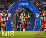18.03.2026,  Fussball UEFA Championsleague 2025/2026: Achtelfinale Rückspiel,  FC Bayern München - Atalanta Bergamo, in der Allianz-Arena München, Die Spieler kommen durch das Eingangstor zum Aufwärmen aufs Spielfeld, Leon Goretzka (FC Bayern München), Aleksandar Pavlovic (Bayern München) , Jonathan Tah (FC Bayern München) 