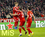 18.03.2026,  Fussball UEFA Championsleague 2025/2026: Achtelfinale Rückspiel,  FC Bayern München - Atalanta Bergamo, in der Allianz-Arena München, v.lI. Lennart Karl (FC Bayern München), Tom Bischof (Bayern München), Deniz Ofli (FC Bayern München) Torjubel 