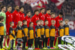 18.03.2026,  Fussball UEFA Championsleague 2025/2026: Achtelfinale Rückspiel,  FC Bayern München - Atalanta Bergamo, in der Allianz-Arena München,  Beide Mannschaften stehen zur Hymne bereit, hier der FC Bayern, v.li: Harry Kane (FC Bayern München), Torwart Jonas Urbig (FC Bayern München), Josip Stanisic (Bayern München), Jonathan Tah (FC Bayern München), Min-jae Kim (Bayern München, Minjae Kim), Raphael Guerreiro (FC Bayern München), Tom Bischof (Bayern München), Leon Goretzka (FC Bayern München), Aleksandar Pavlovic (Bayern München) , Lennart Karl (FC Bayern München), Luis Diaz (FC Bayern München) 