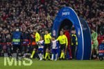 18.03.2026,  Fussball UEFA Championsleague 2025/2026: Achtelfinale Rückspiel,  FC Bayern München - Atalanta Bergamo, in der Allianz-Arena München, Einlauf der beiden Mannschaften durch das Eingangstor am Spielfeldrand. Angeführt durch die Schiedsrichter, Benoit Bastien, Hicham Zakrani, Aurelien Berthomieu (Frankreich), Road to Budapest, 
