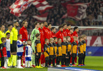 18.03.2026,  Fussball UEFA Championsleague 2025/2026: Achtelfinale Rückspiel,  FC Bayern München - Atalanta Bergamo, in der Allianz-Arena München,  Beide Mannschaften stehen zur Hymne bereit, hier der FC Bayern, v.li: Harry Kane (FC Bayern München), Torwart Jonas Urbig (FC Bayern München), Josip Stanisic (Bayern München), Jonathan Tah (FC Bayern München), Min-jae Kim (Bayern München, Minjae Kim), Raphael Guerreiro (FC Bayern München), Tom Bischof (Bayern München), Leon Goretzka (FC Bayern München), Aleksandar Pavlovic (Bayern München) , Lennart Karl (FC Bayern München), Luis Diaz (FC Bayern München) 